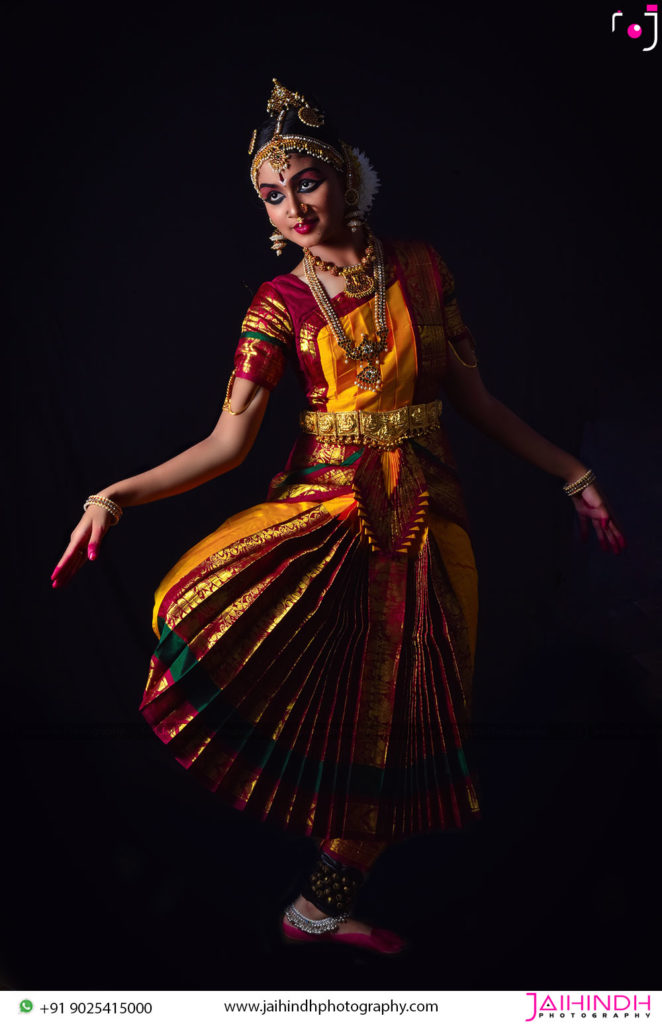 Teacher Also Learns From Students: Kuchipudi Dancer Yamini Reddy -  IndiaWest Journal News